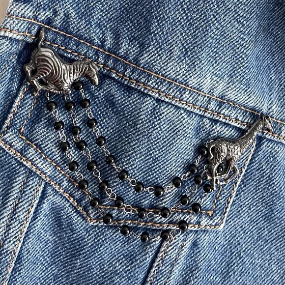 Vintage Sleeveless Jean Jacket Size L Vest Animals Pins Blue Denim 80s Music - Picture 8 of 13